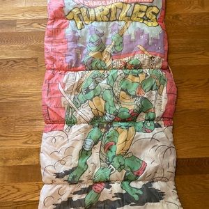 Vtg. Ninja turtles sleeping bag. Zipper does not work. Three holes on inside.